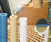 Smooth transfer of transported goods onto downstream conveyors