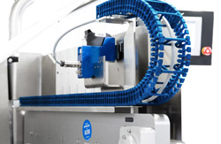 Energy chain moulded from FDA-compliant material