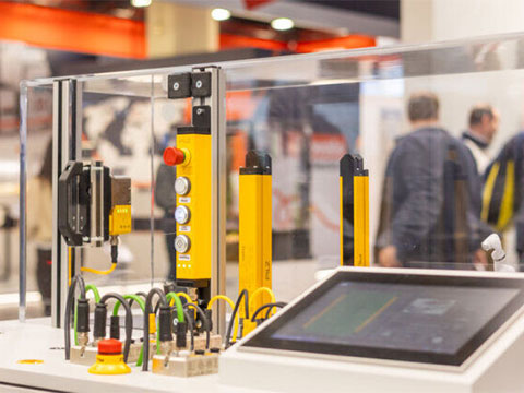 Experience the first available IO-Link Safety system live at SPS